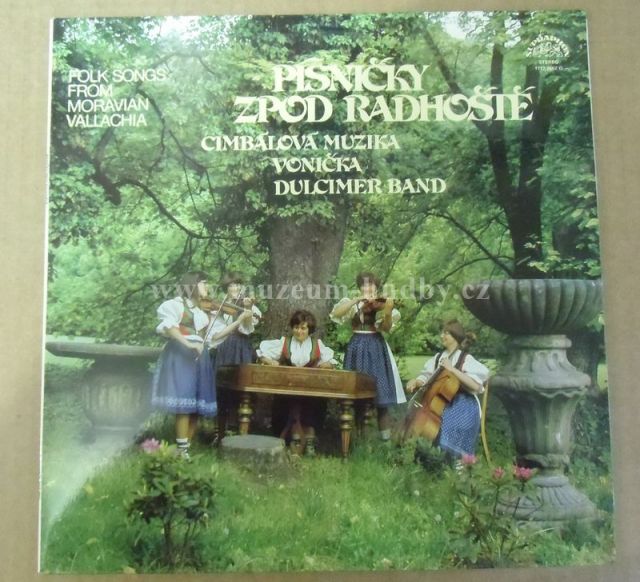 Jiřina Mikulenková; Věra Novenkovǎ; Zorka Svobodová / Cimbálová muzika Vonička