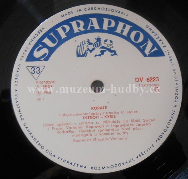 Lidovi zpevaci v chramu sv.Mikulase