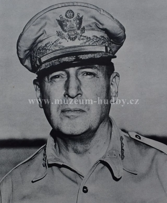 General Douglas MacArthur - Obrázek 4